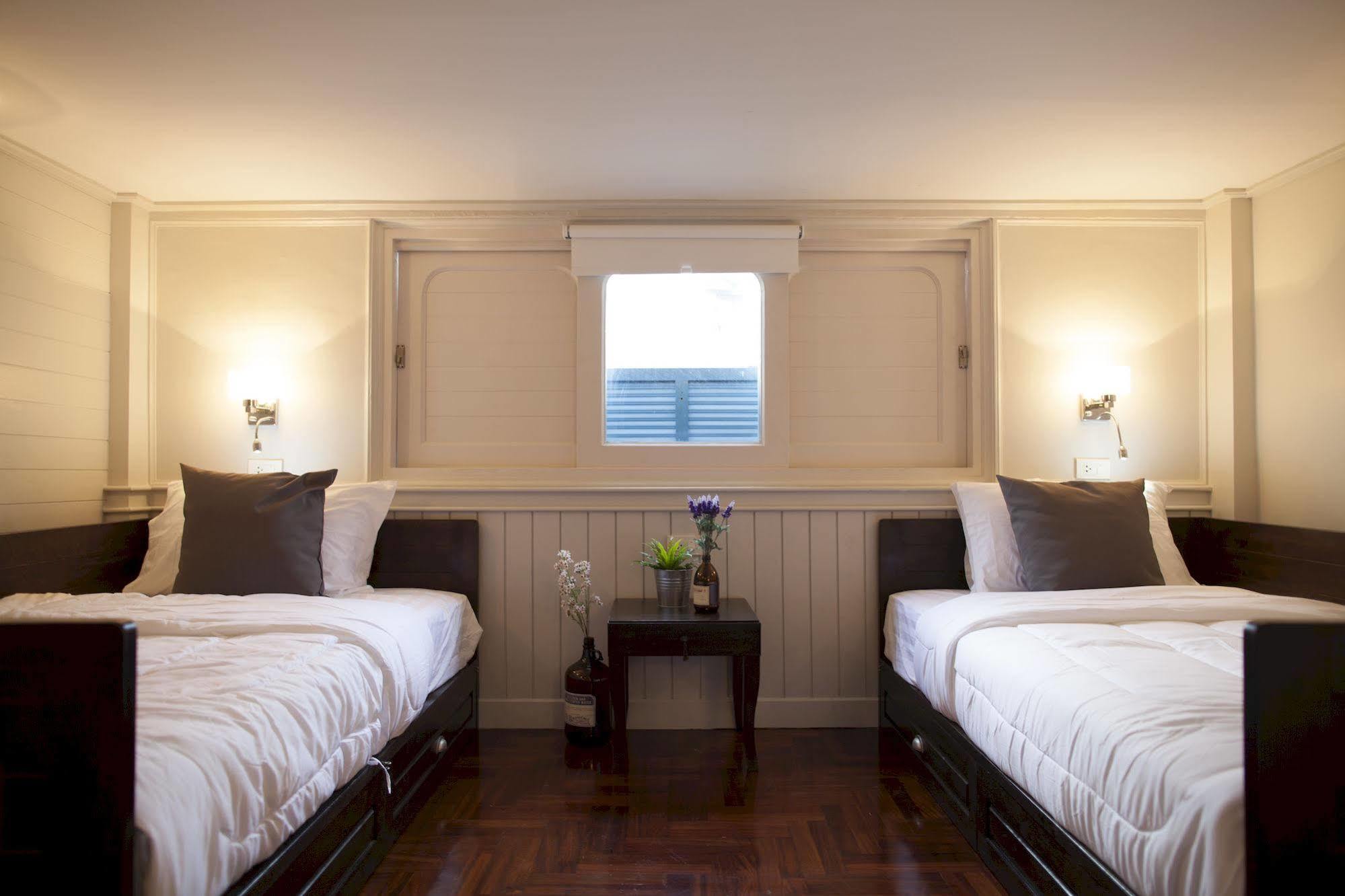 Golden Mountain Hostel Bangkok Bagian luar foto