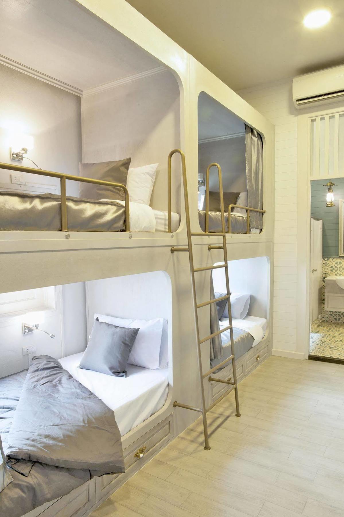 Golden Mountain Hostel Bangkok Bagian luar foto